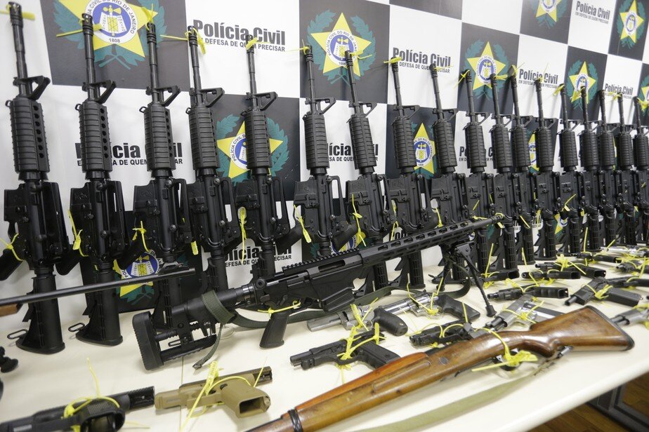 Arsenal com fuzis, pistolas e explosivos é apreendido dentro de casa na  Zona Leste de São Paulo, São Paulo